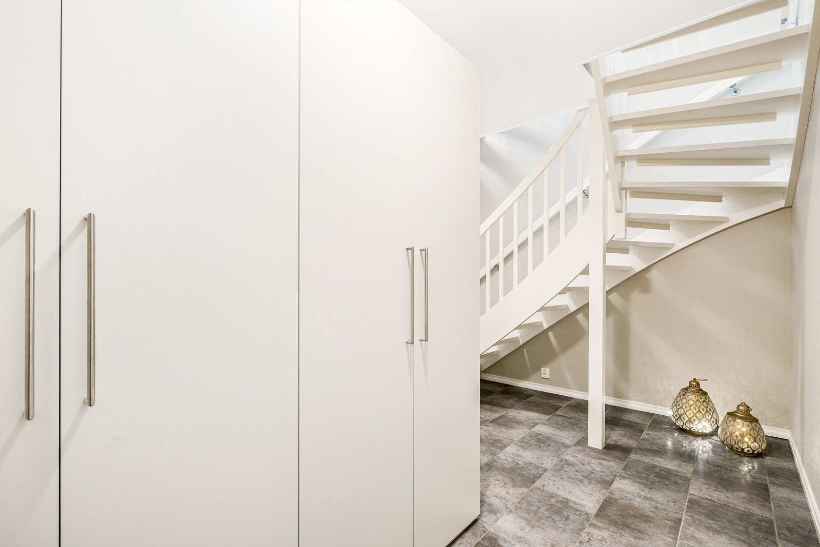 Gang i kjeller med en stor bod/teknisk, samt dør inn til hybelen i sokkel etg. Galleribilde