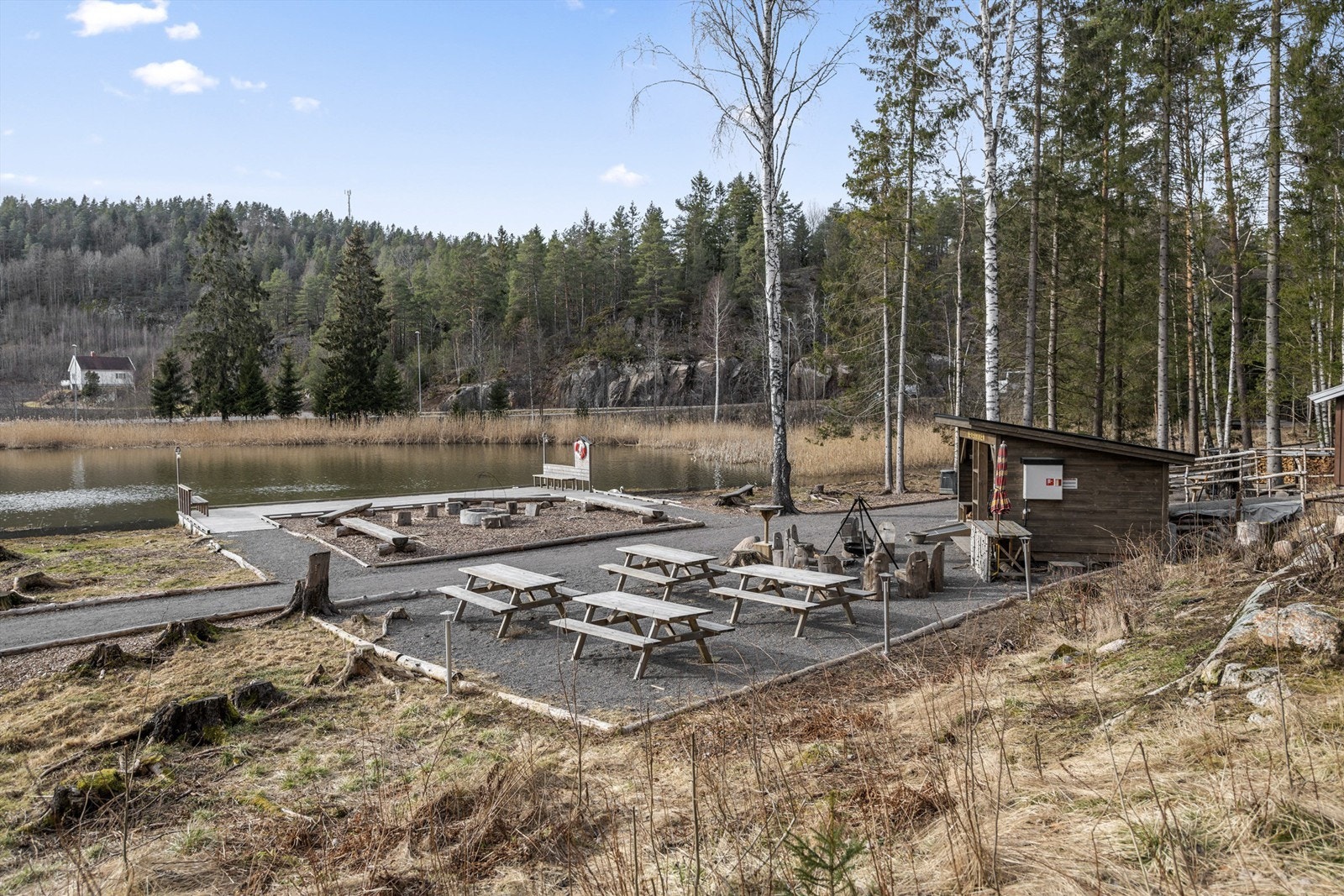 Ved sentrum har man SStivann og populære Beverhuken med bålpanner, brygge og gapahuk. Galleribilde