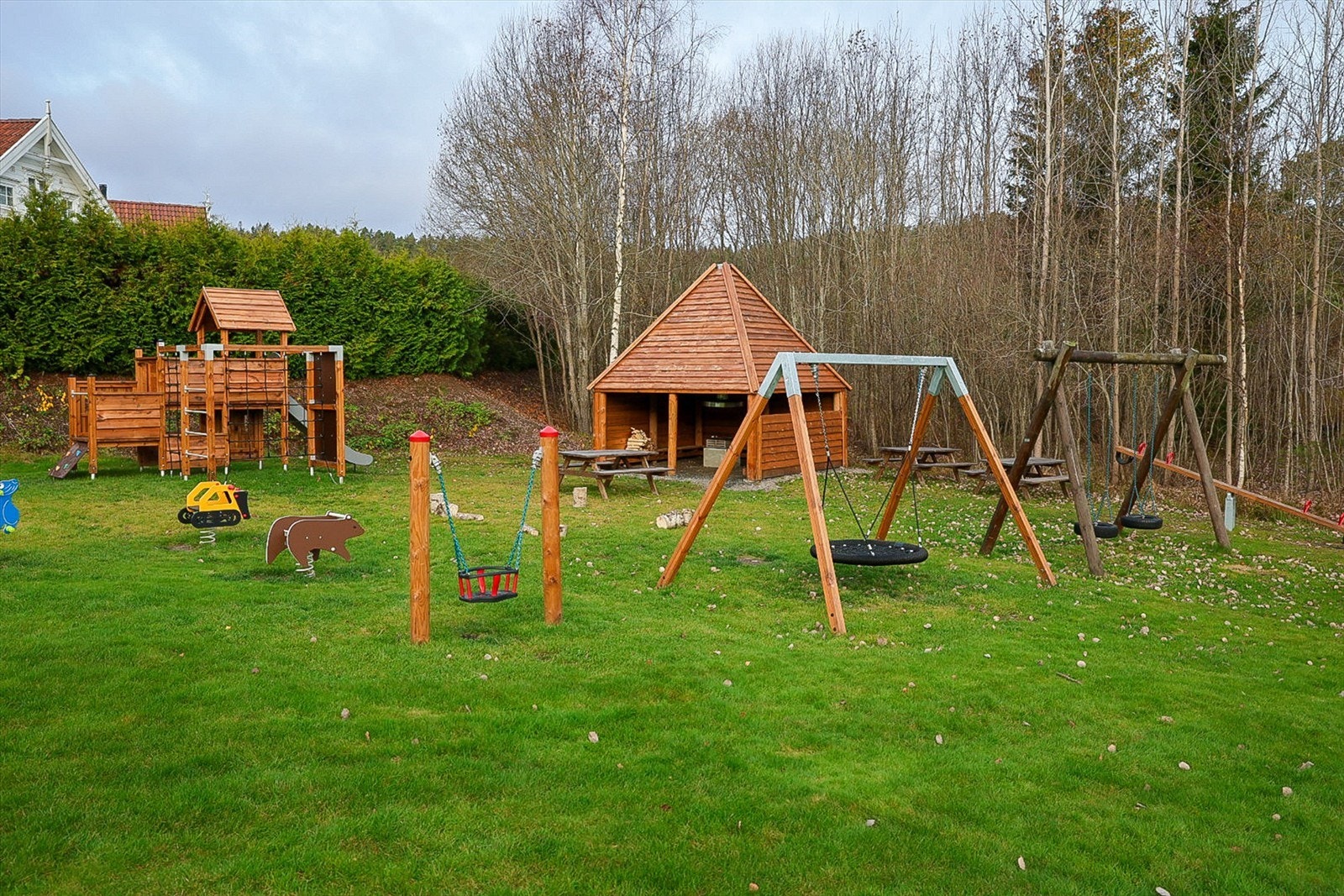 Stiåsen vellag har opparbeidet en flott lekeplass med gapahuk og lekeapparater. Galleribilde