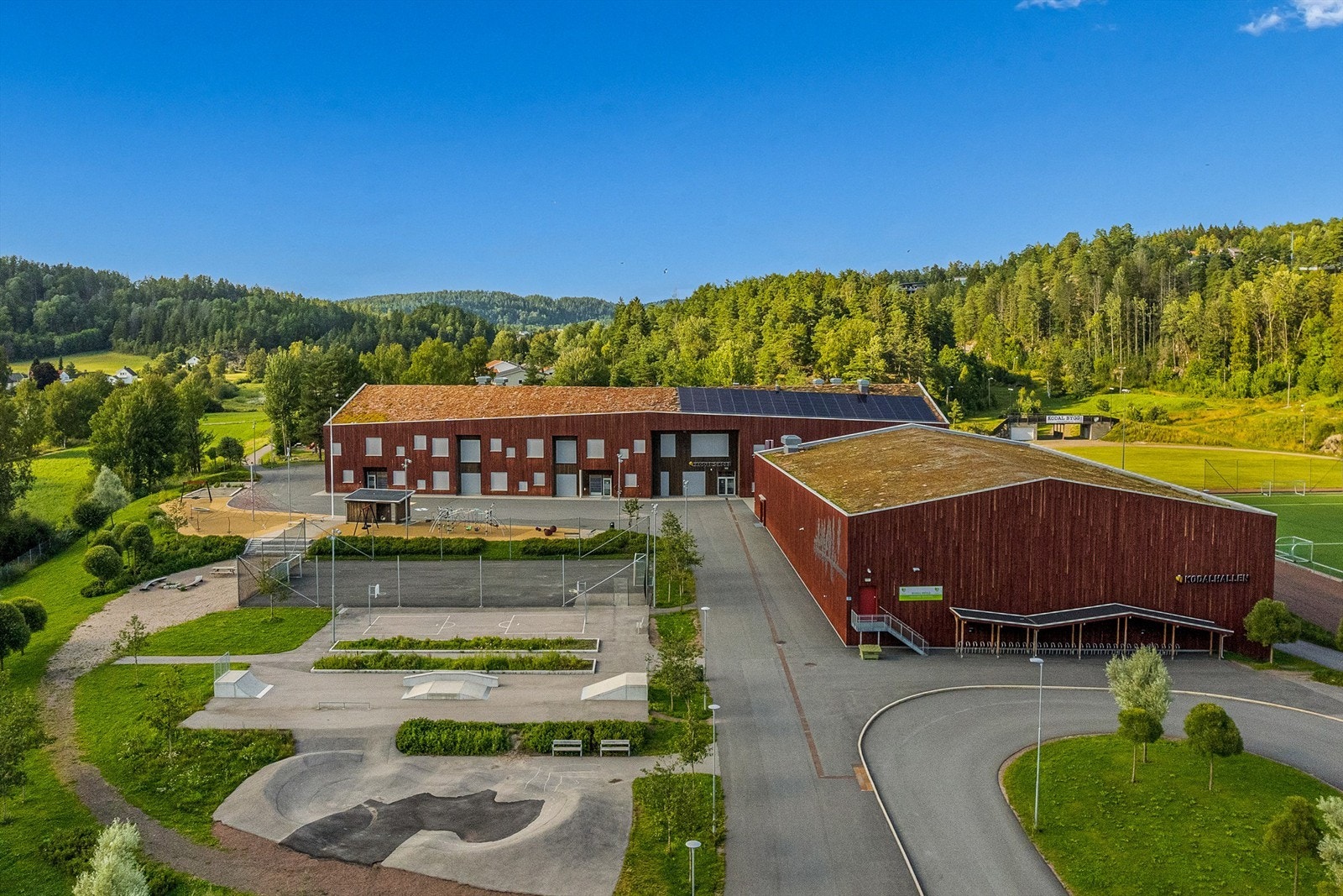 Kodal barneskole ligger kun 800m unna eiendommen. Kodal barneskole er en av kommunens mest moderne skoler og ble ferdigstilt i år 2020. Galleribilde