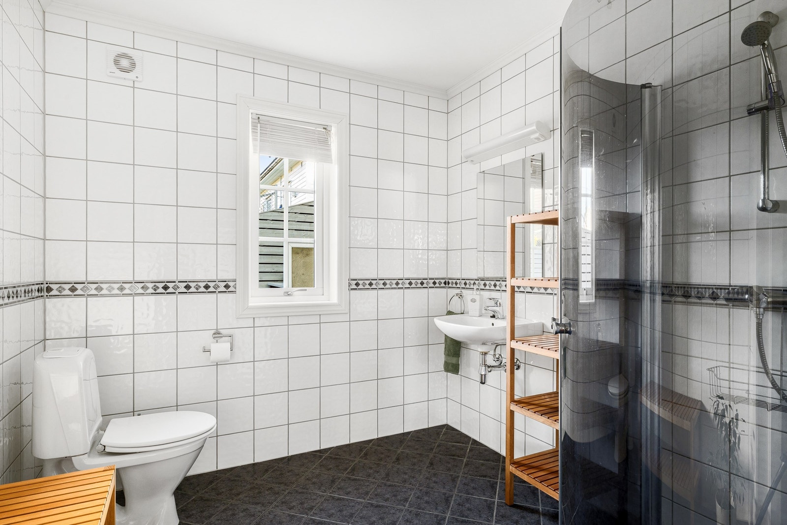 Hybel: Flislagt bad med servant, dusjnisje og wc. Galleribilde