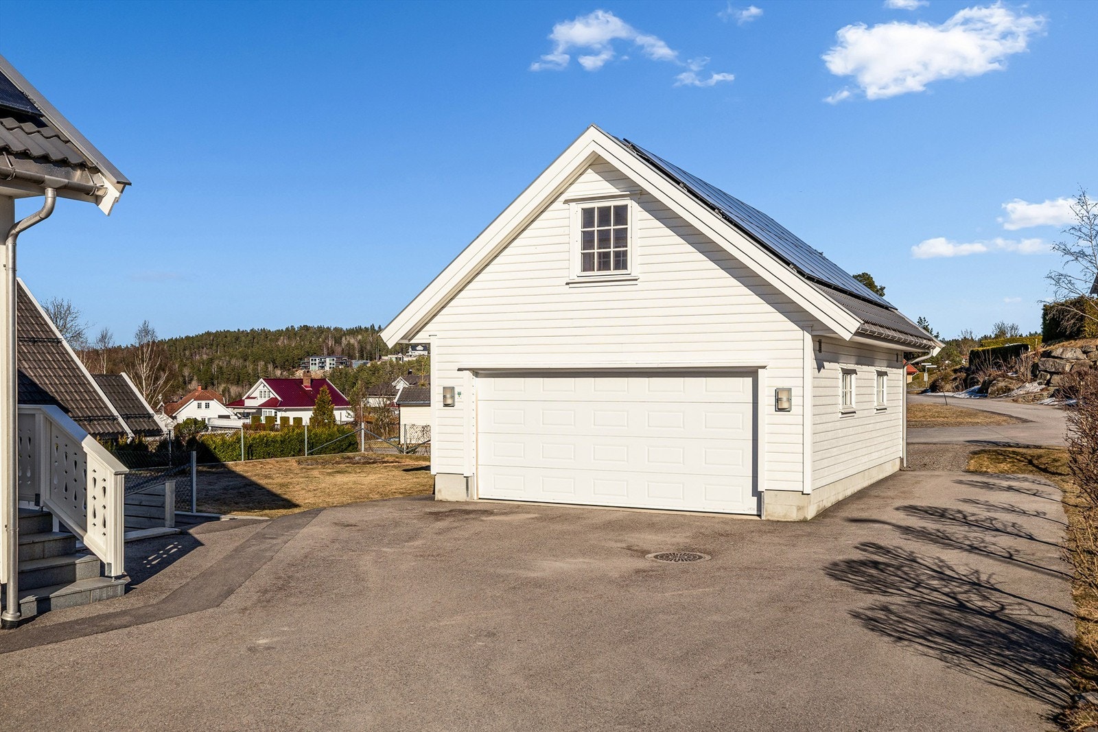 Stor asfaltert gårdsplass garasje. Galleribilde