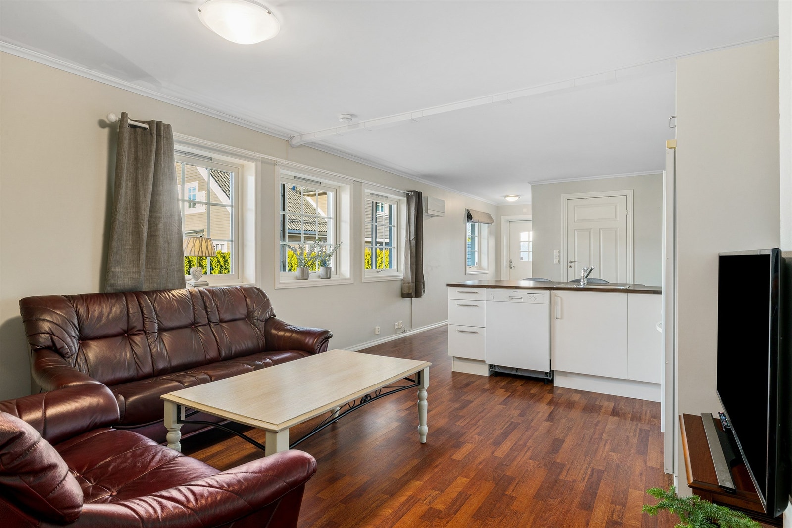 Hybel: Stue med åpen kjøkkenløsning. Galleribilde