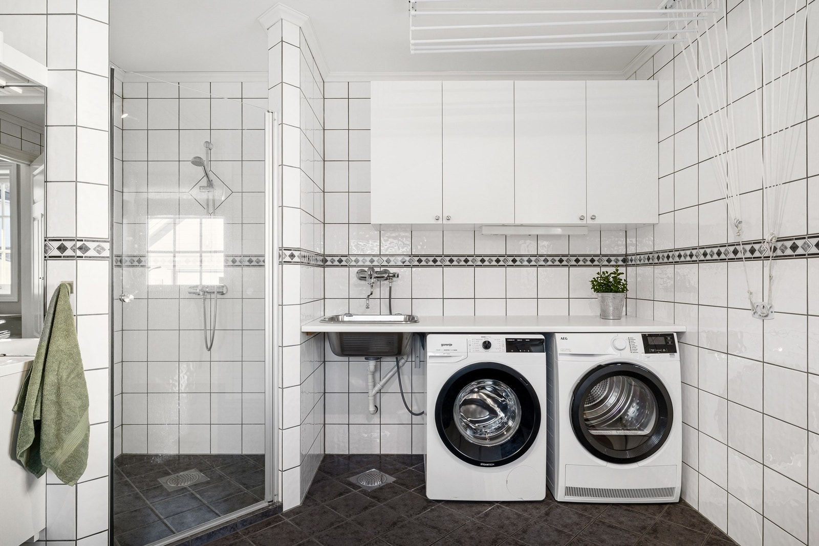 Utslagsvask, tørkestativ og opplegg til vaskemaskin og tørketrommel. Galleribilde