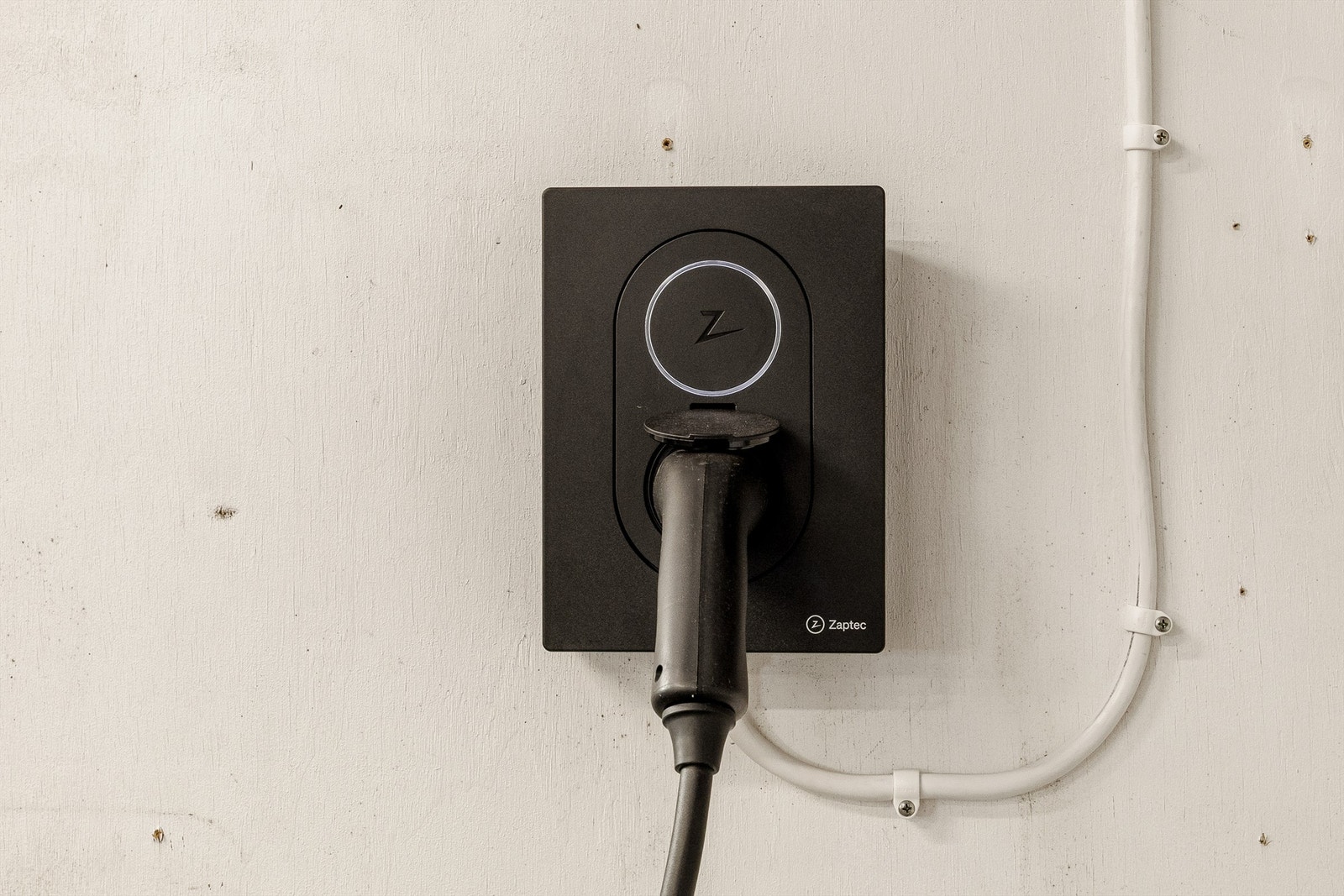 Zaptec lader i garasjen. Galleribilde