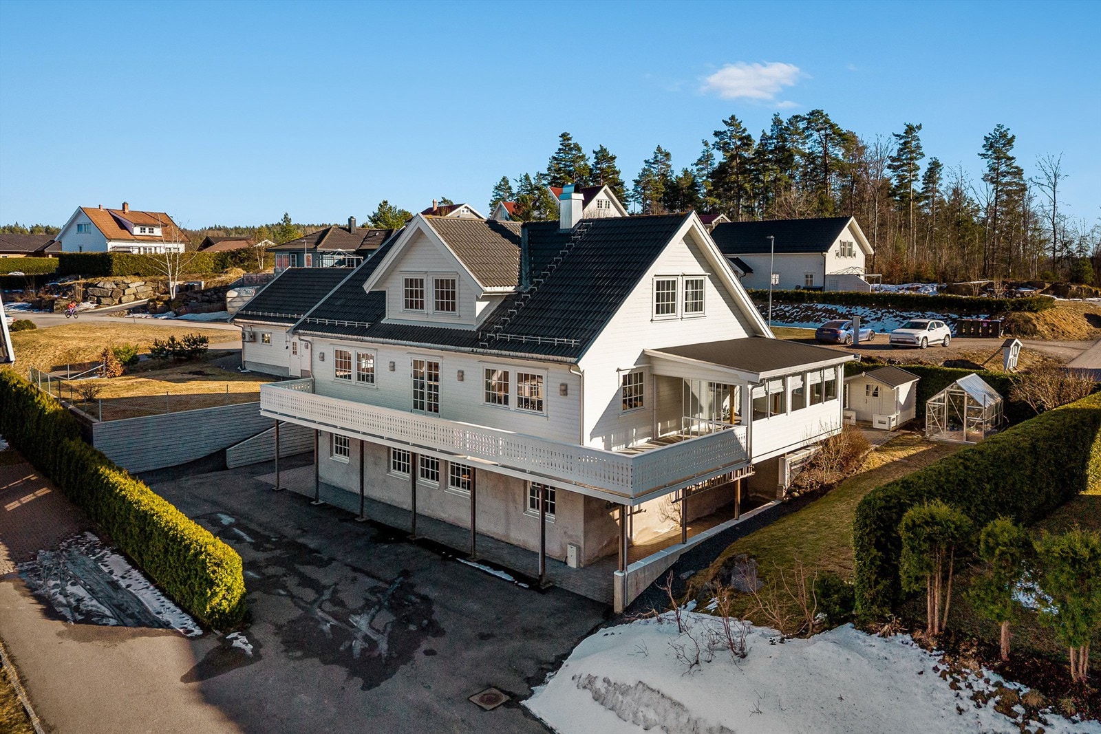 Stor enebolig med gode leieinntekter i sokkel leiligheten. Galleribilde