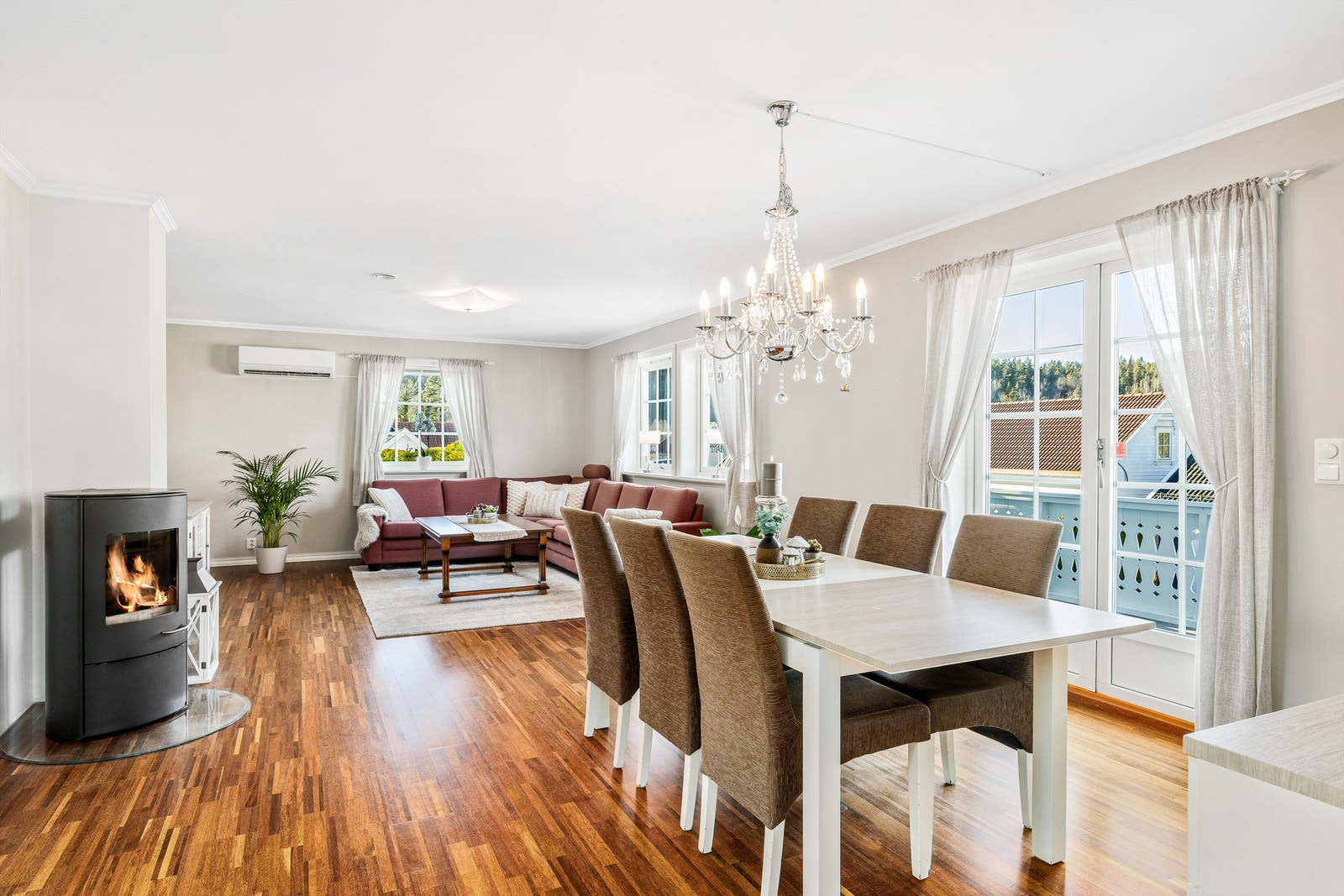 Stue med plass til både sofagruppe og spisestue. Galleribilde