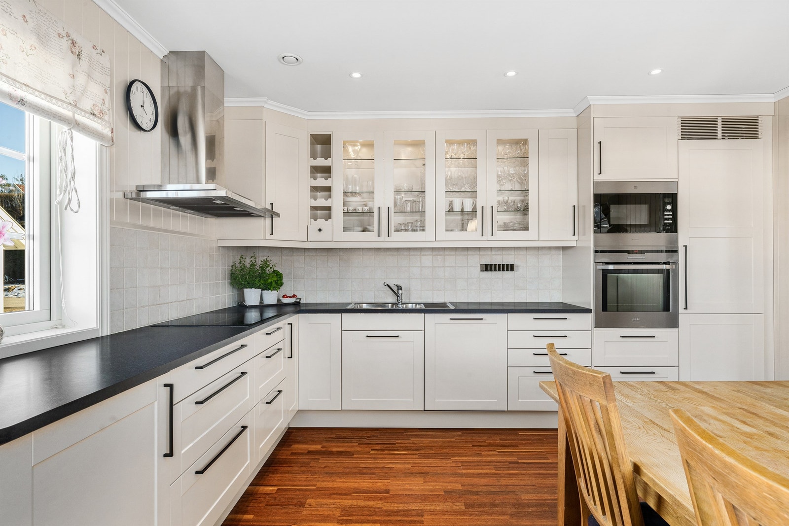 Stilrent med alle hvitevarer integrert. Galleribilde