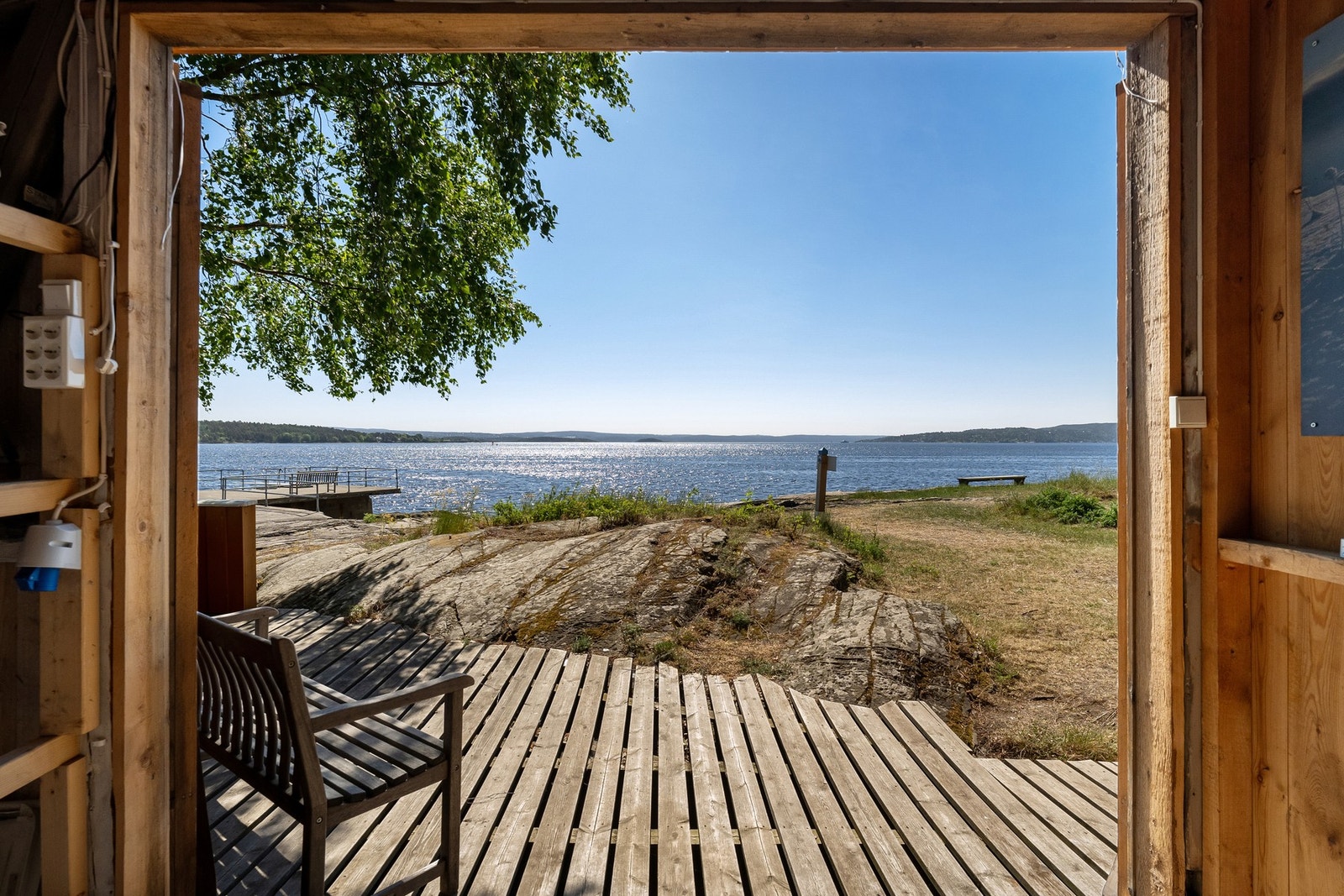 Eget strandhus som leies gratis til fest og morro med spektakulær utsikt mot fjorden Galleribilde