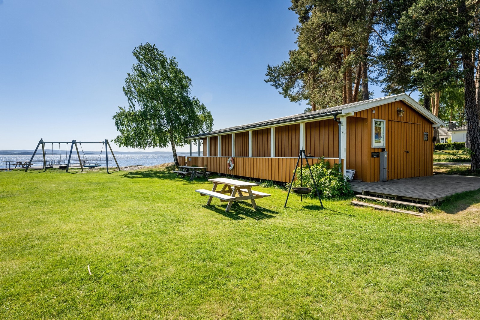 Fantastiske fellesområder med lekearealer, strandhus med kajakker, grillplass og sittebenker kun for beboere Galleribilde