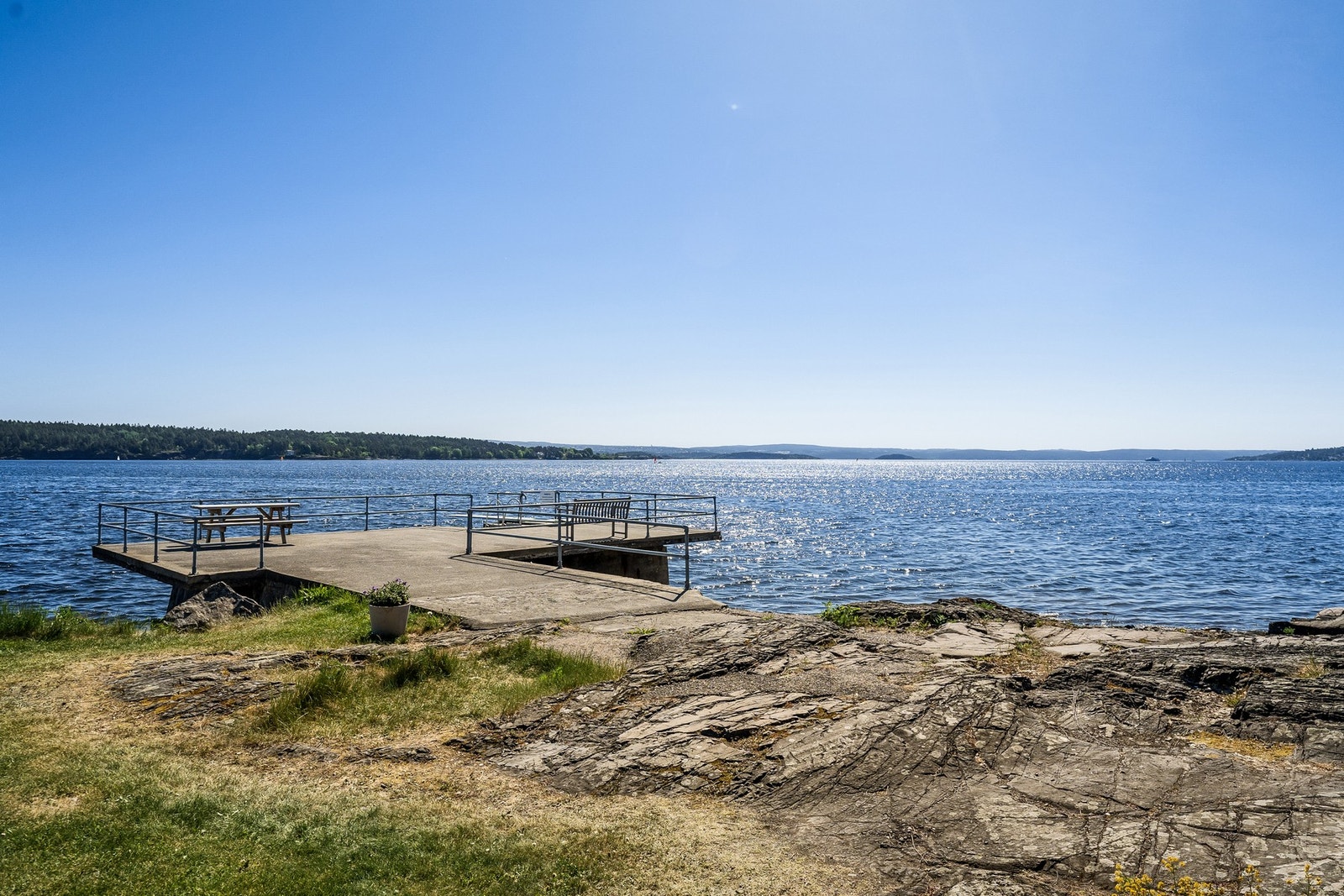 Fellesområde tilhørende Lagåsen sine beboere med egen brygge og stupebrett Galleribilde