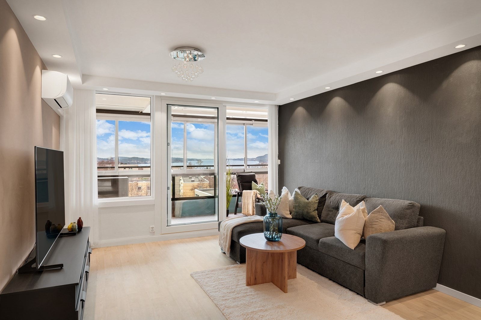- Leiligheten har et BRA på 73 m² og inneholder; entré, bad, stue, kjøkken og soverom + en ekstern bod - Galleribilde