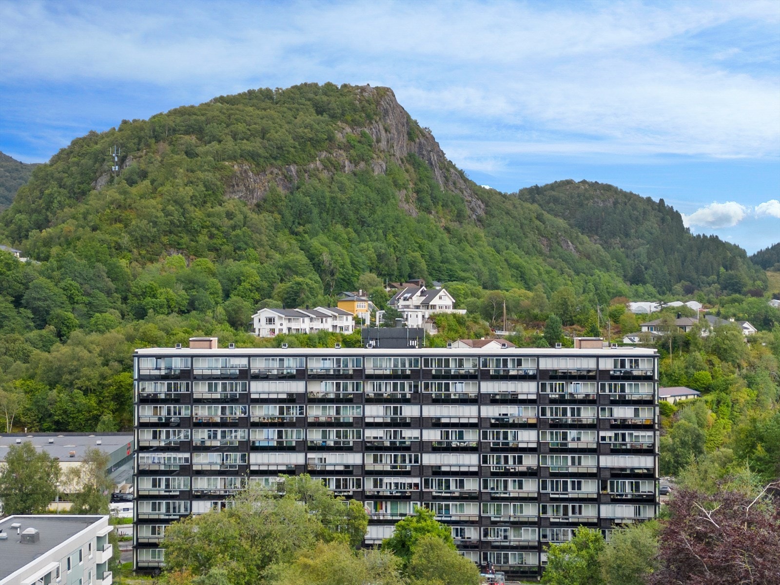- Leiligheten hører til Toppe Borettslag som består av 521 leiligheter fordelt på 22 bygninger - Galleribilde