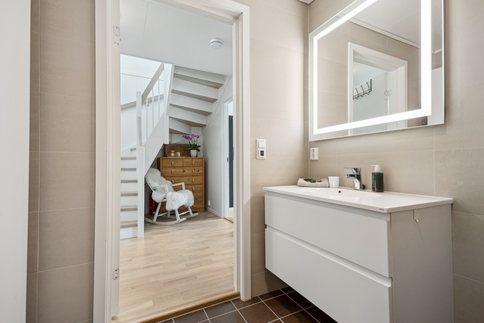 På badet er det flislagt gulv med gulvvarme. Galleribilde