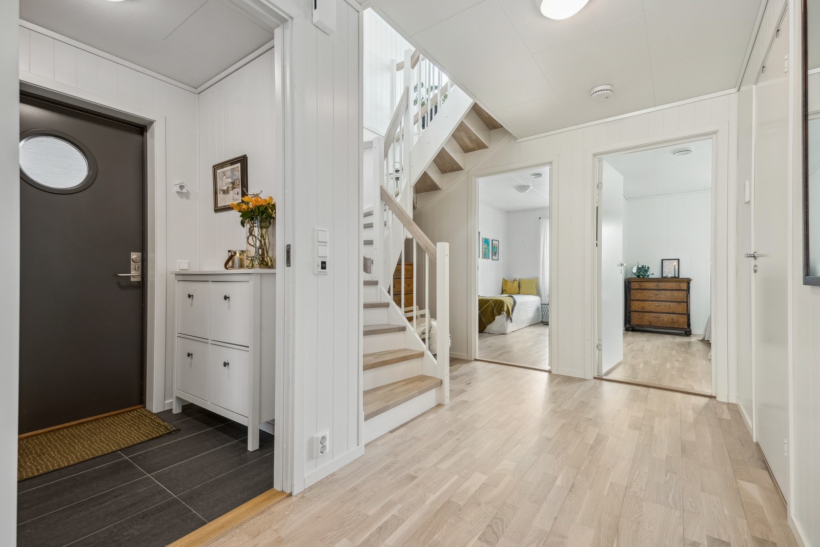 Inngang fra carport, med god plass til garderobeskap. Galleribilde