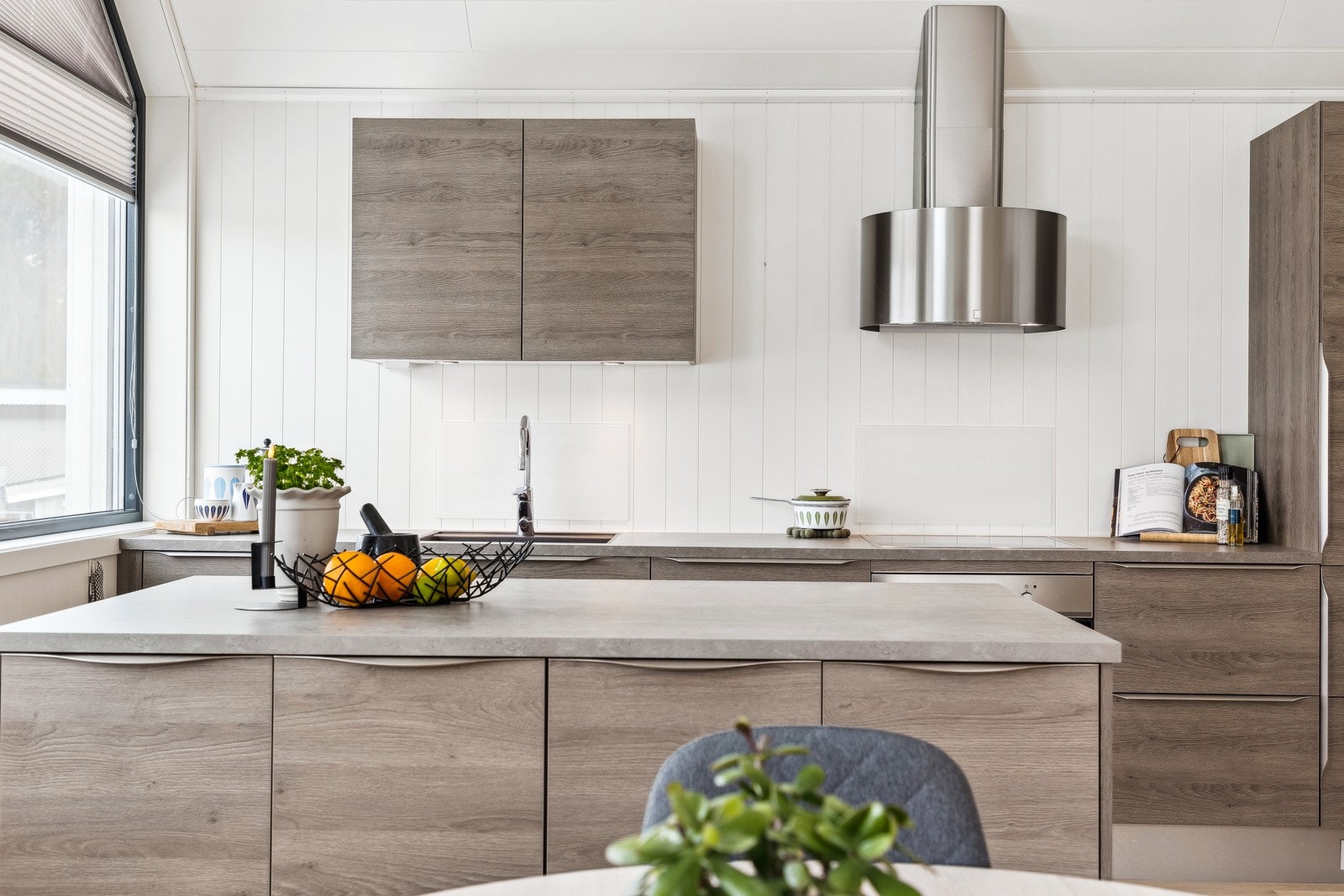 Lekker kjøkkeninnredning fra Aubo med integrert stekeovn, platetopp, oppvaskmaskin og kjøleskap med fryser. Galleribilde