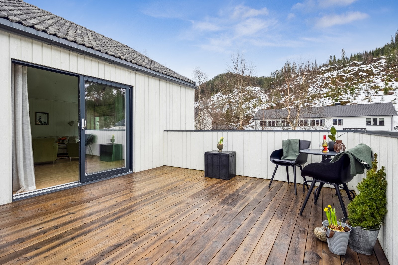 Utgang til verandaen fra stuen. Huset får sol store deler av dagen, med varierende solforhold gjennom dagen. Galleribilde