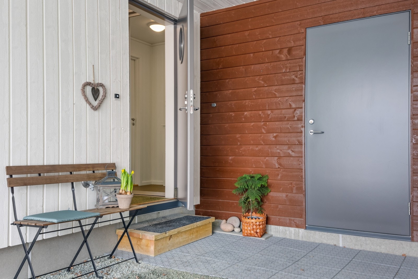 Pent opparbeidet inngangsparti, her ser du også inngang til sportsbodene. Galleribilde