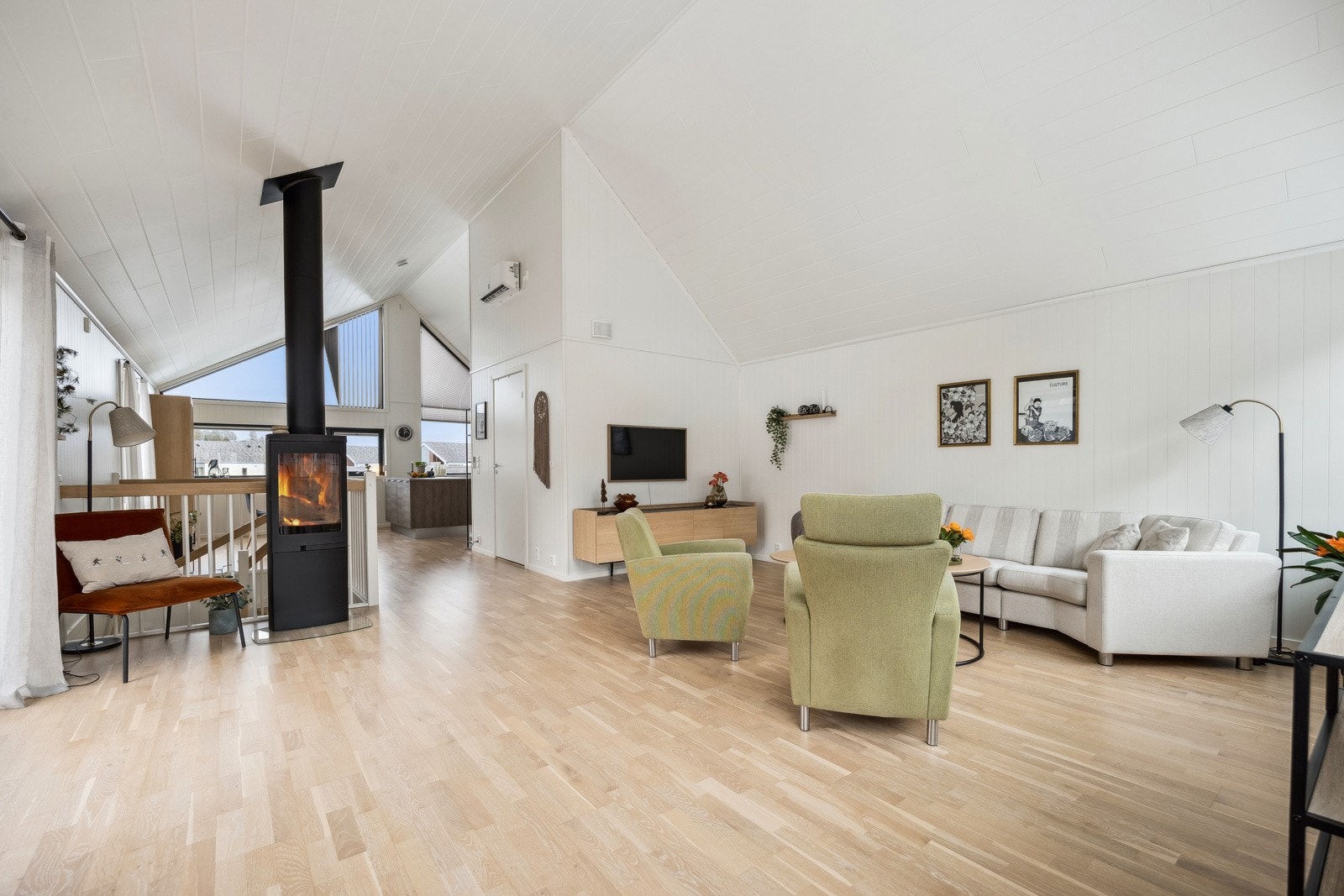 Stuen er romslig med sine 37 kvm og har en åpen og luftig atmosfære. Galleribilde