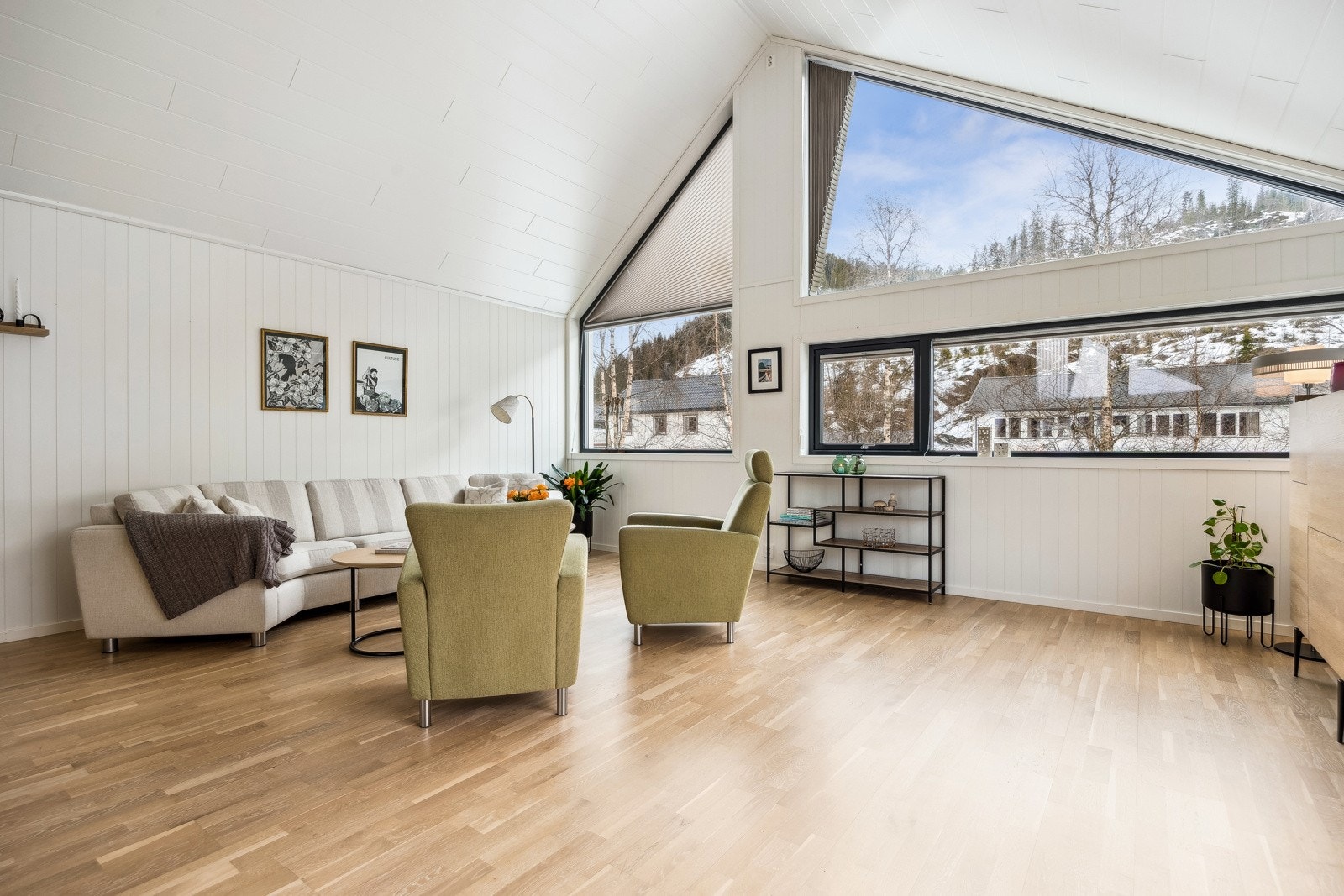 Stuen er sentralt plassert i boligen og fungerer som hjemmets naturlige samlingspunkt. Galleribilde