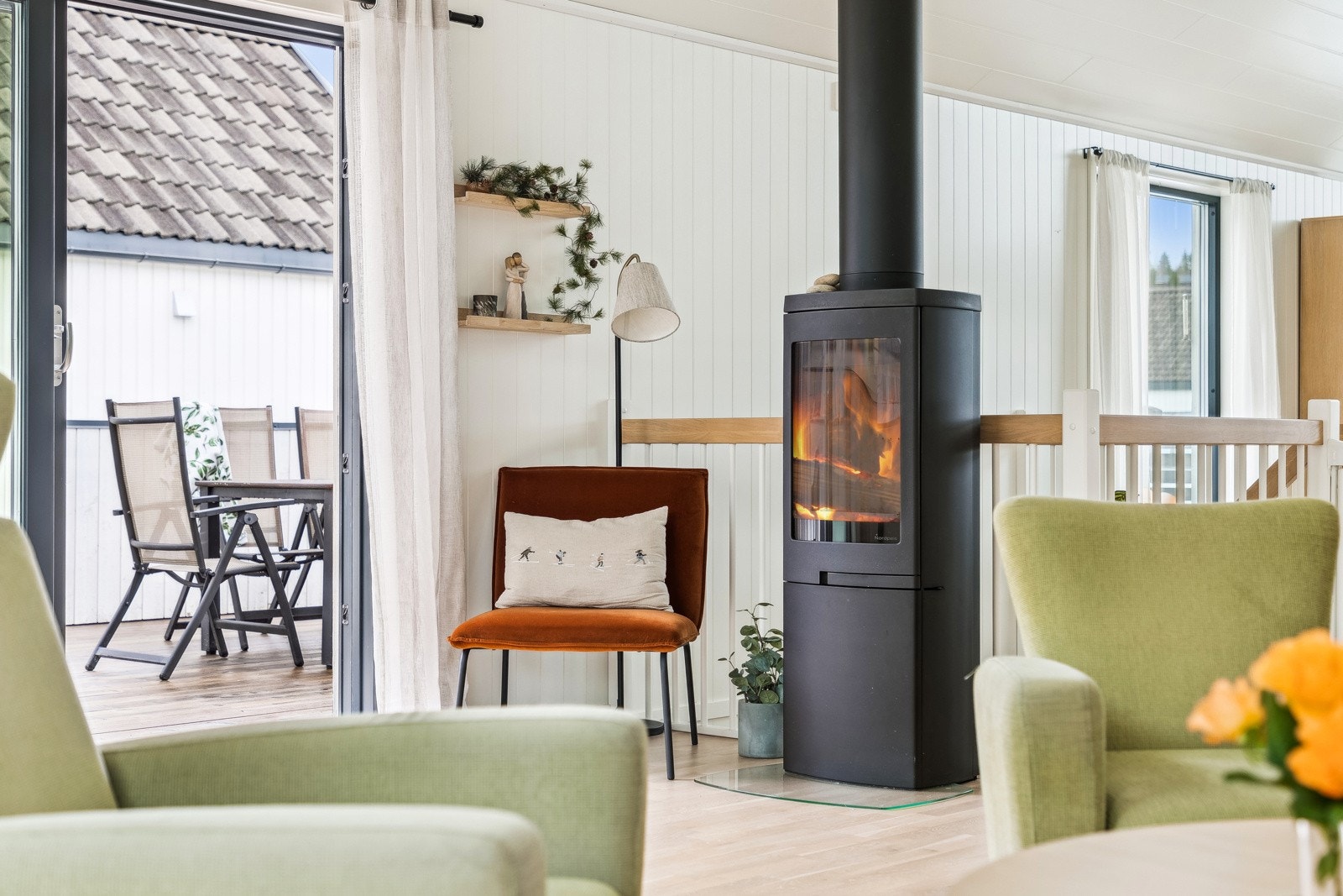 Boligen har en peis som gir god og lun varme på kaldere dager. Galleribilde