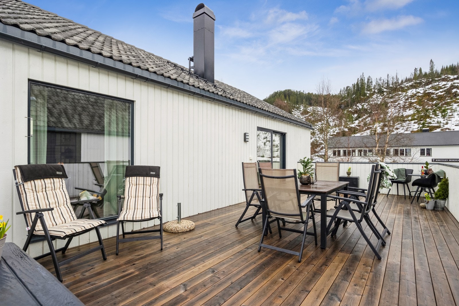 Det er plass til en spisegruppe, slik at man kan nyte måltider utendørs i sommerhalvåret. Galleribilde