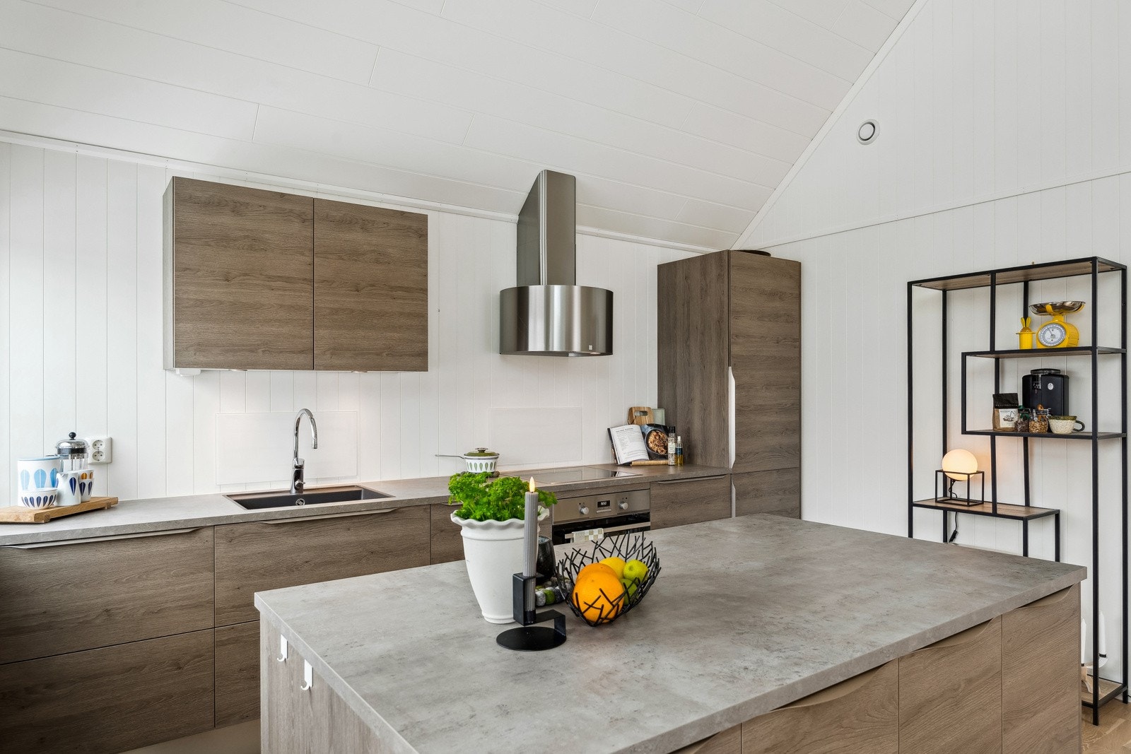 Kjøkkenet har en rekke fasiliteter, inkludert automatisk vannstopper med fuktsensor og rør-i-rør system. Galleribilde