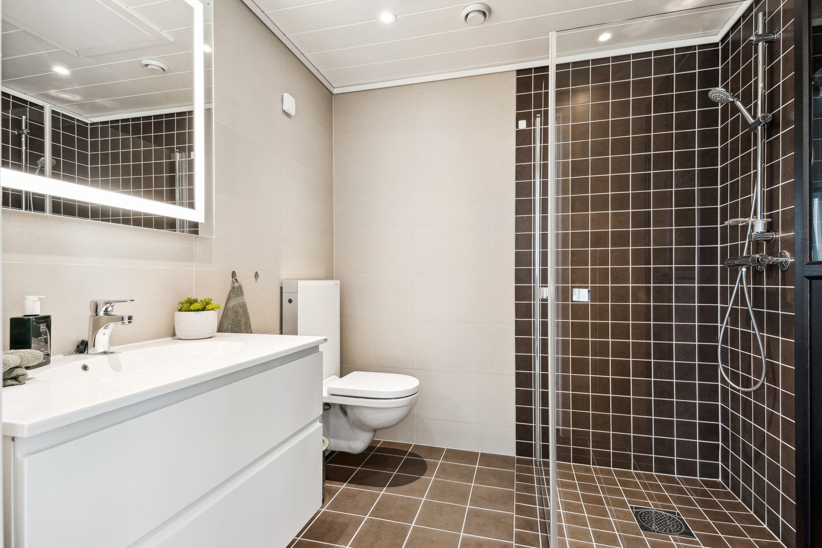 Moderne bad på ca. 5 kvm. Galleribilde