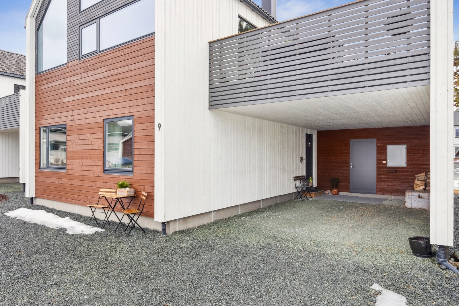 Carport på 30 kvm, med mulighet for installasjon av el-billader. Galleribilde