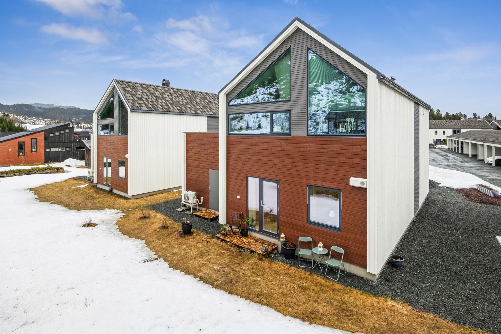 Store vindusflater gir huset et moderne preg og slipper inn mye naturlig lys. Galleribilde