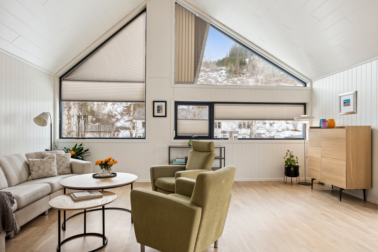 Stuen har en åpen løsning med plass til både sofa- og spisegruppe. Selger har selv fått montert lameller på de fleste vindusflater, noe som er meget praktisk på de store vindusflatene. Galleribilde