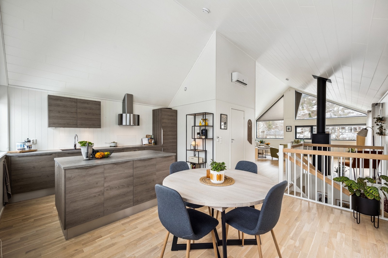 Kjøkken og stue ligger i en åpen løsning men i hver sin ende av etasjen. Galleribilde