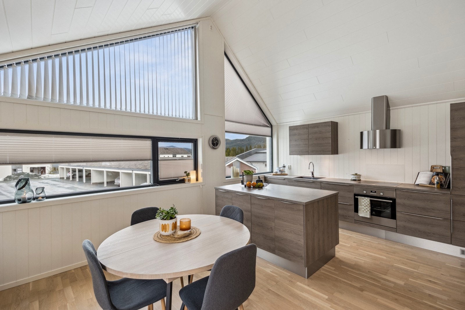 Veggene er malt i lyse, nøytrale farger som forsterker romfølelsen. Galleribilde