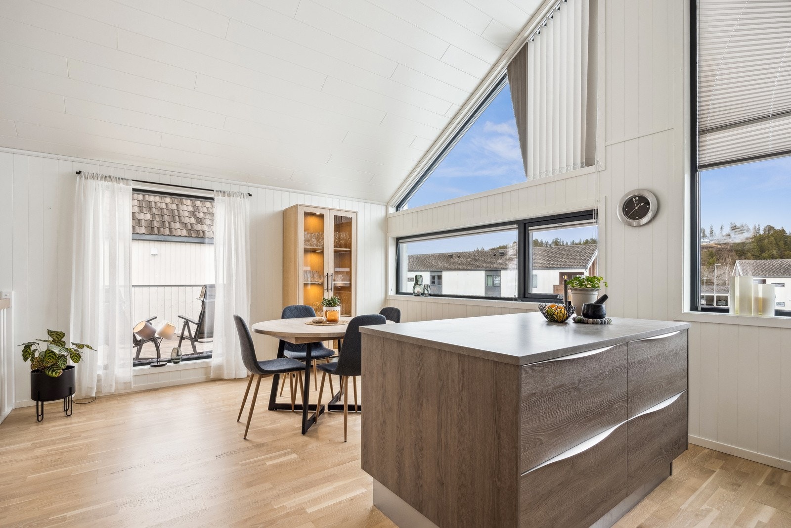 Kjøkkenet har rikelig med både skap- og benkeplass, ettersom det er på 22 kvm. Galleribilde