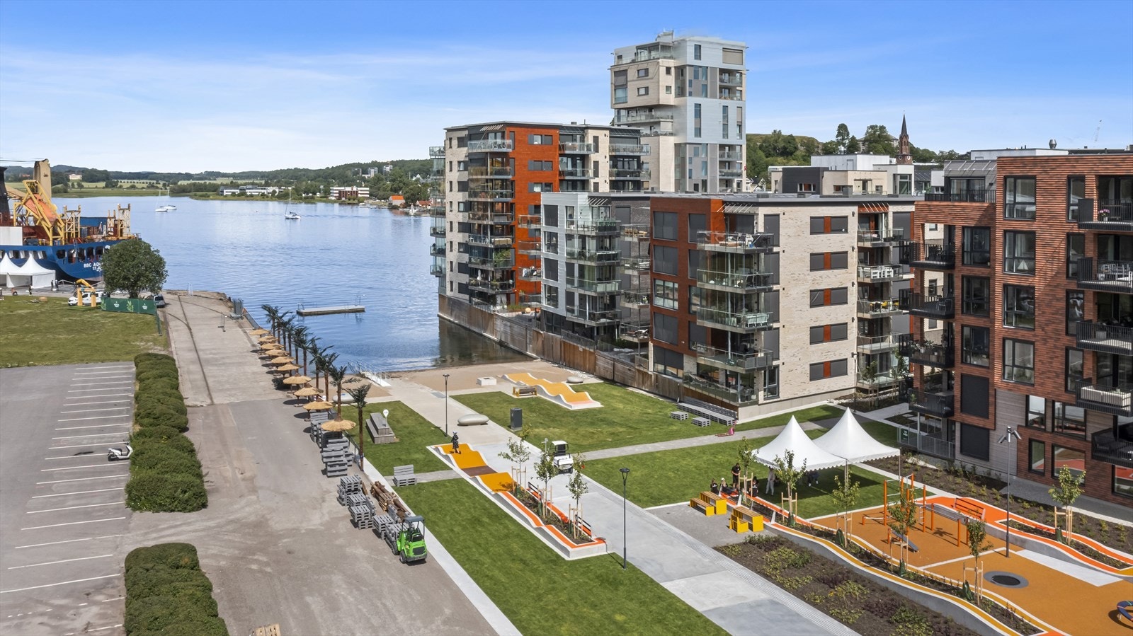 Leiligheten ligger upåklagelig til med umiddelbar nærhet til Byfjorden, brygga, båthavn og gode rekreasjonsområder. Galleribilde