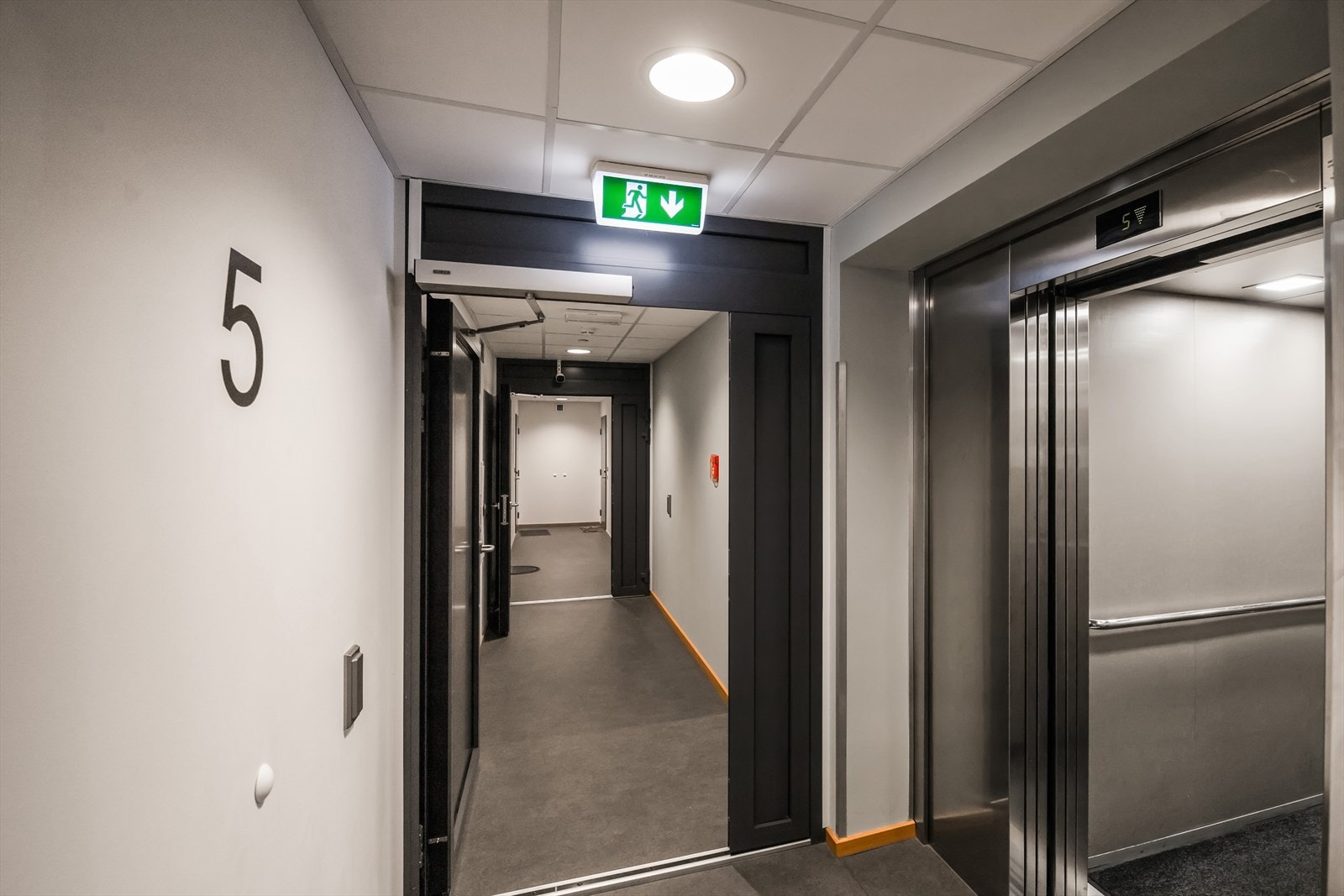 Felles gang med heis Galleribilde