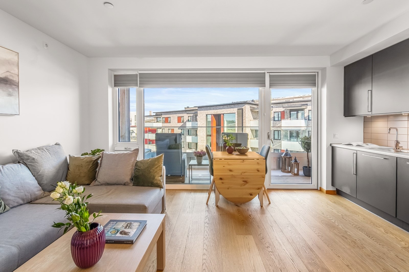 Boligen fremstår som svært velholdt og innbydende, med vannbåren varme tilkoblet fjernvarme for en behagelig innetemperatur året rundt. Galleribilde