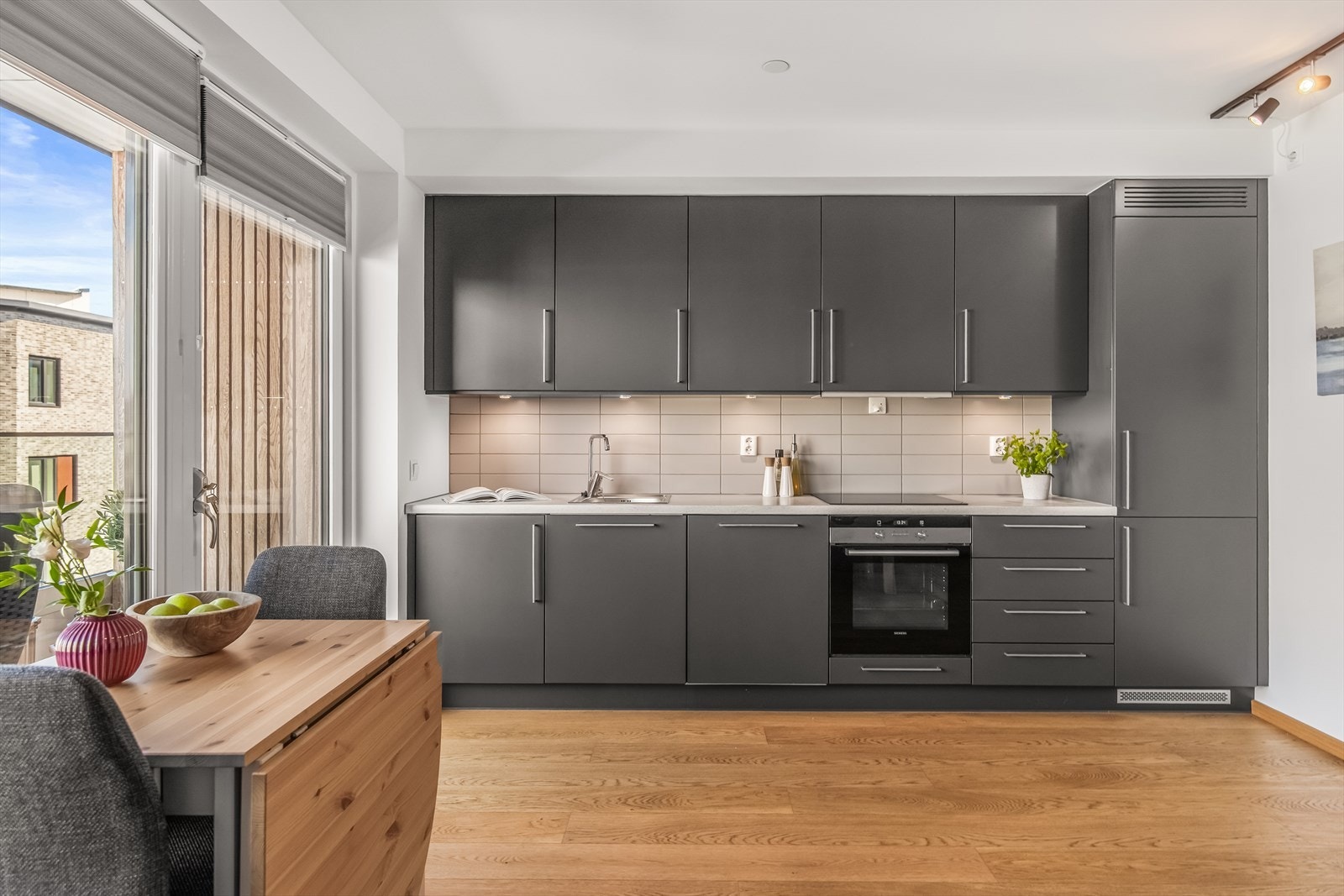 Kjøkkenet er i åpen løsning til stuen, noe som gjør dette til en sosial sone. Galleribilde