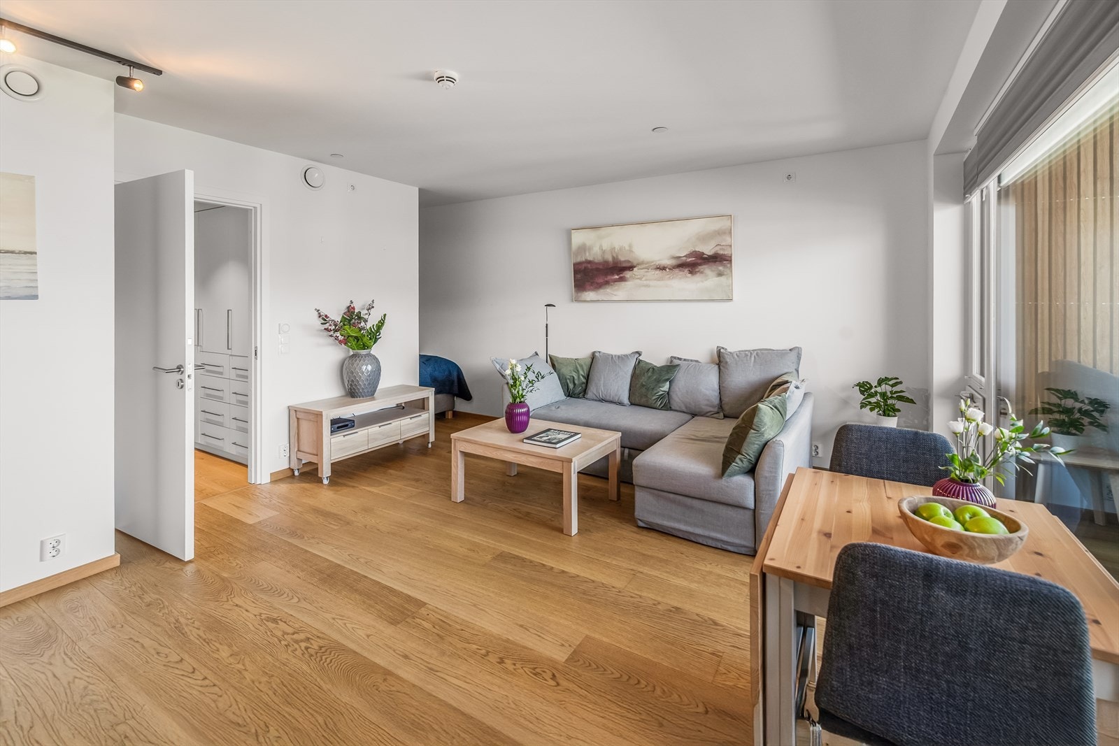 Stuen er et meget lyst og hyggelig rom med store vindusflater som gir godt med naturlig dagslys. Galleribilde