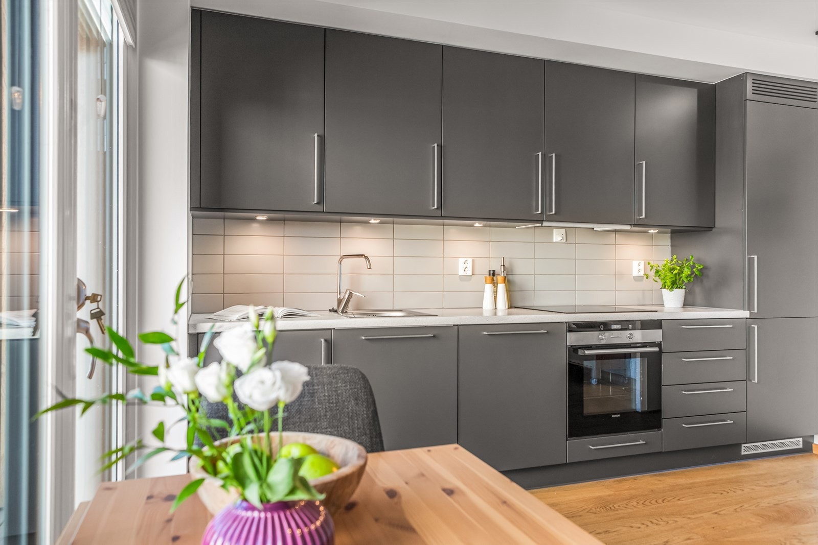 Innredningen er moderne og delikat med slette fronter. Alt av hvitevarer er integrert: oppvaskmaskin, platetopp, ventilator, stekeovn og kombinert kjøle- og fryseskap. Galleribilde