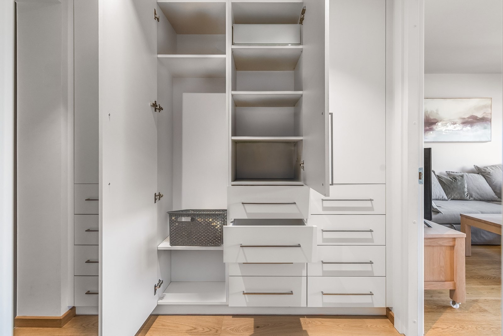 Entré/gang med rikelig garderobeplass. Galleribilde