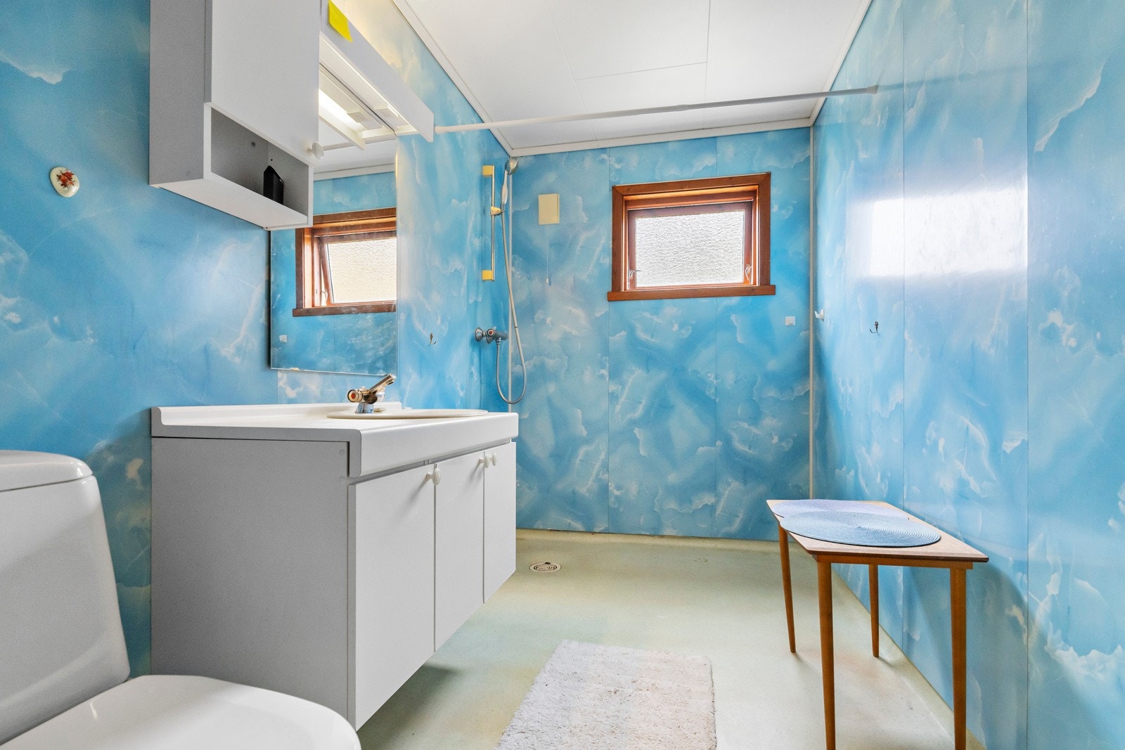 Badet ligger på hovedplan og har eldre enkel standard Galleribilde