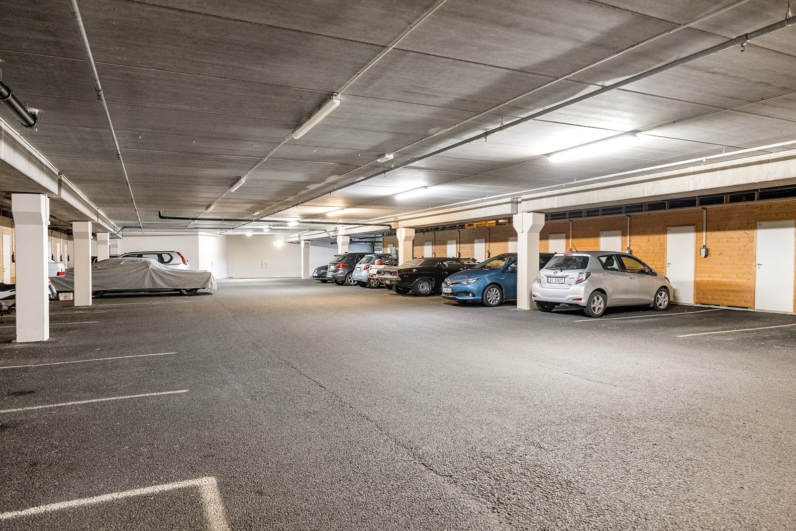 Fast plass i fellesgarasje forberedt for ellading Galleribilde