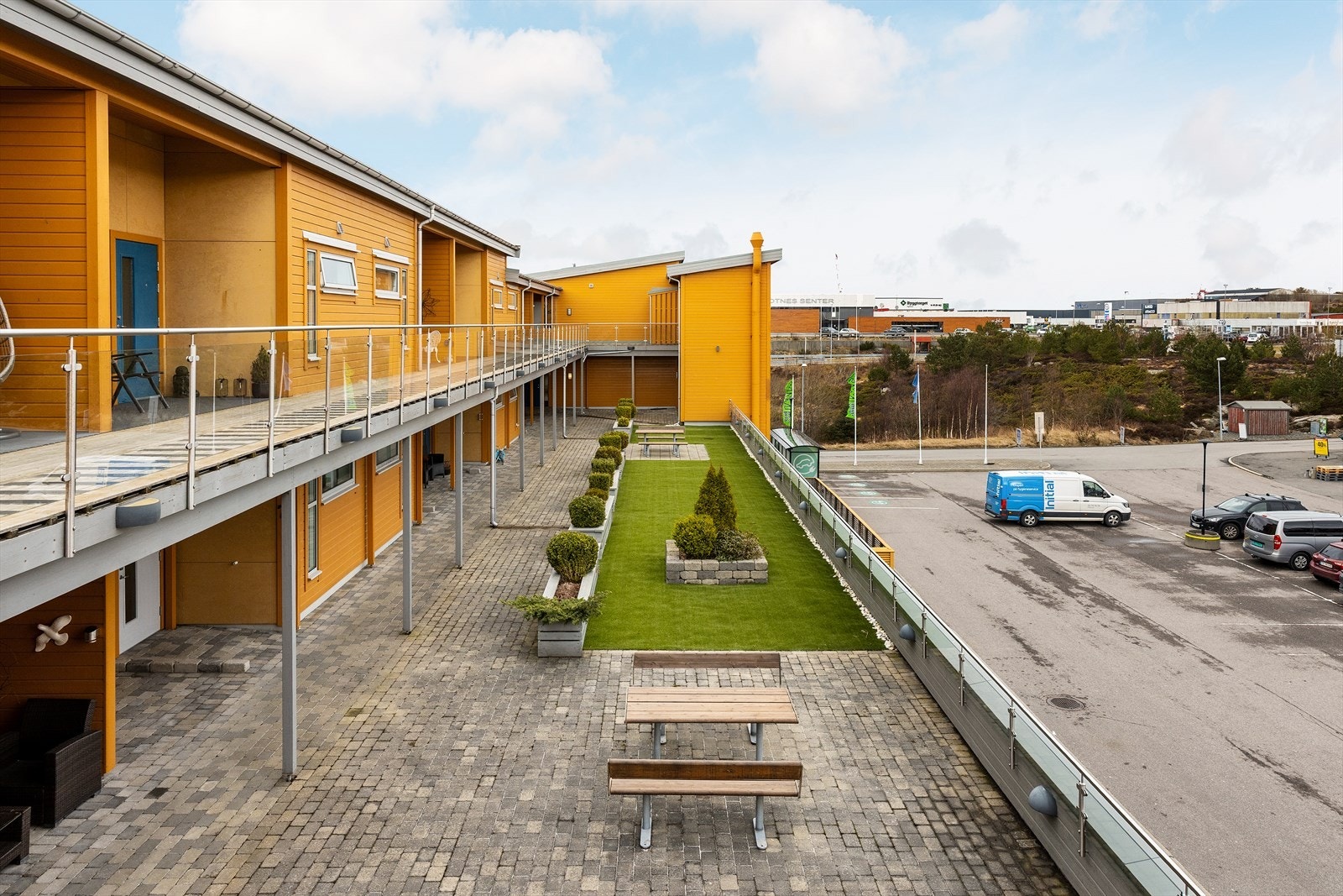 Leiligheten ligger i et etablert borettslag med et trygt og trivelig bomiljø, perfekt for både familier, pendlere og seniorer Galleribilde