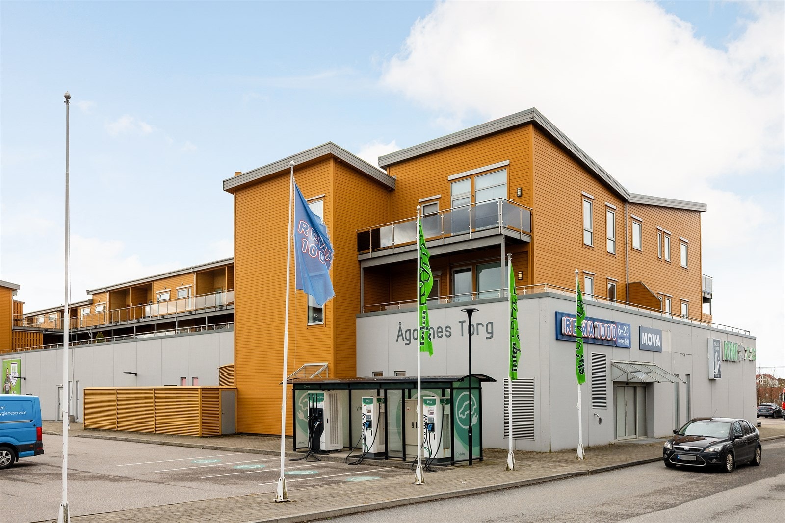 I umiddelbar nærhet finner du Ågotnes Torg, hvor du har dagligvarebutikk, apotek, frisør og flere andre servicetilbud Galleribilde