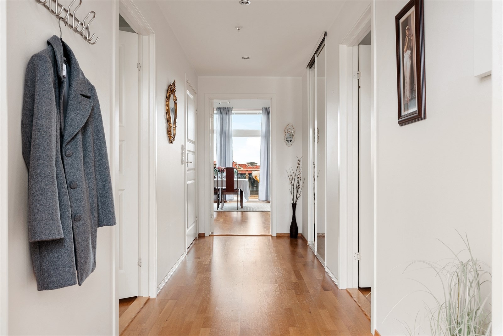 Entréen har god plass til kroker for yttertøy, skohyller og annet møblement, noe som gir deg mulighet til å skape en praktisk og innbydende velkomst Galleribilde