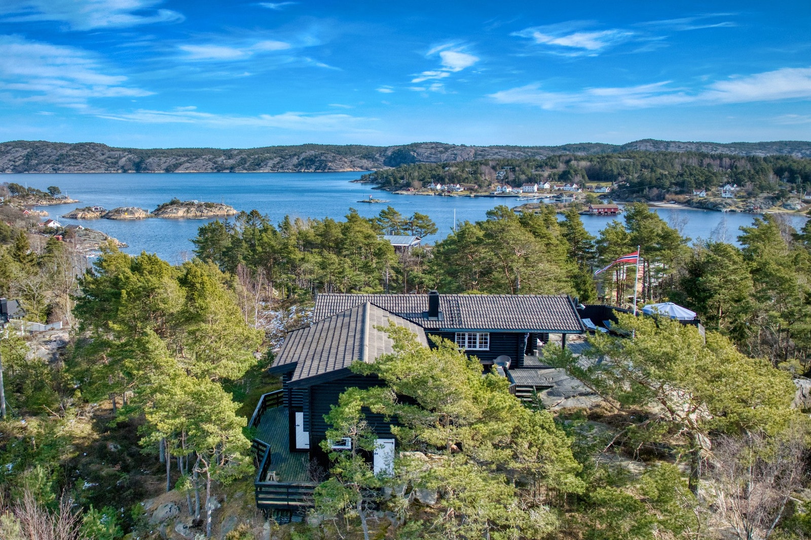 Dette er en stor og svært sjarmerende hytteeiendom på Nordre Sandøy! Galleribilde