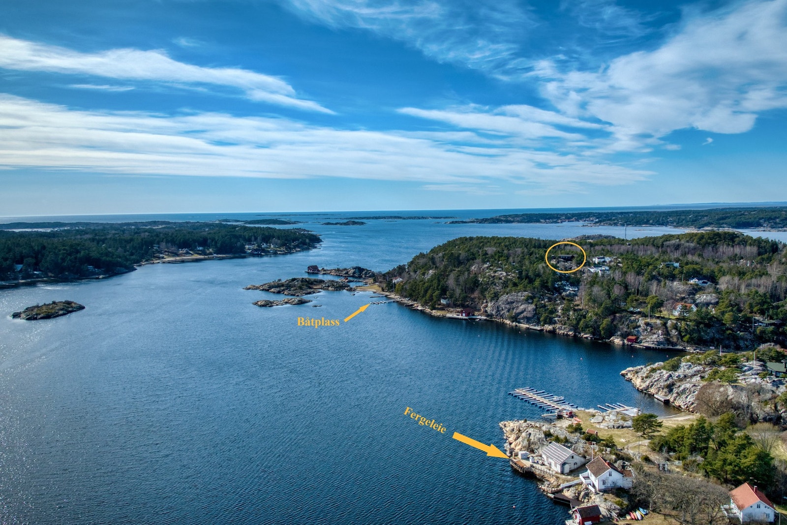Eiendommen ligger rett ved vannet, med kort vei til båt- og badeplass (ca. 250m) Galleribilde