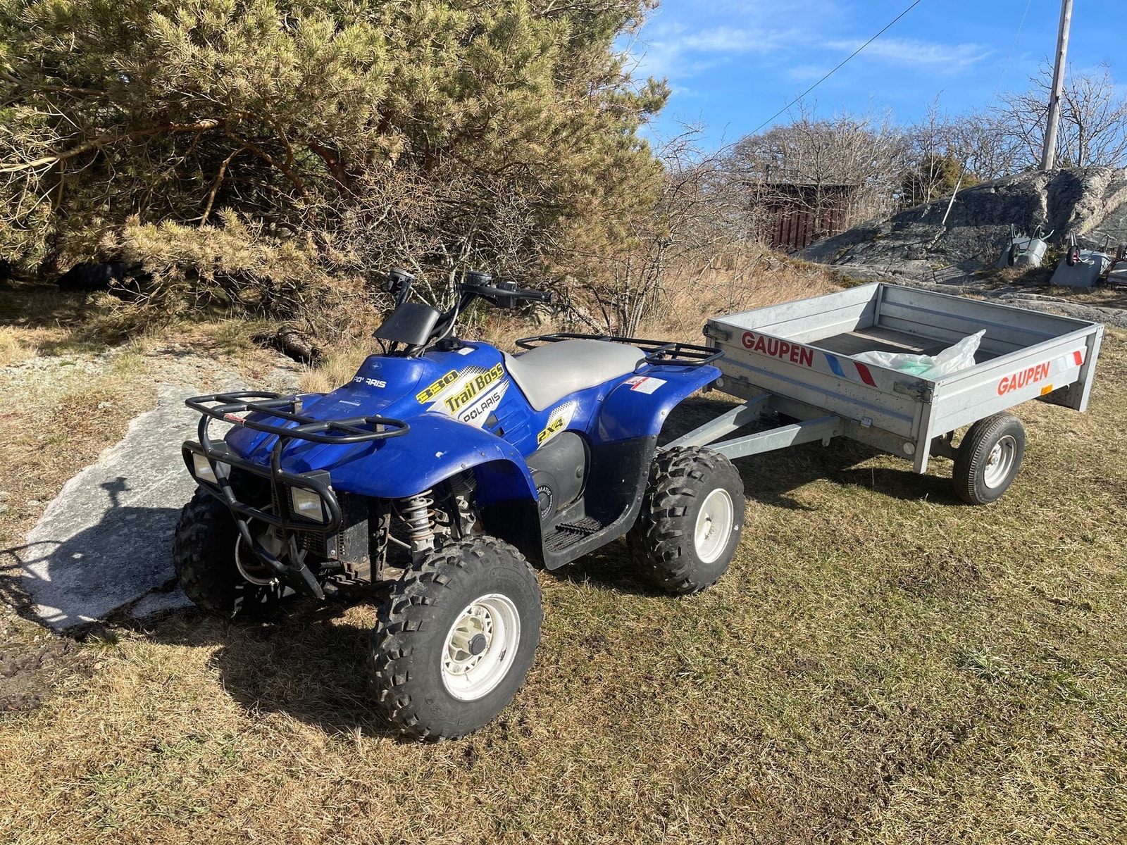 Polaris Trailboss ATV fra 2003 med aluminiumshenger medfølger handelen. Galleribilde