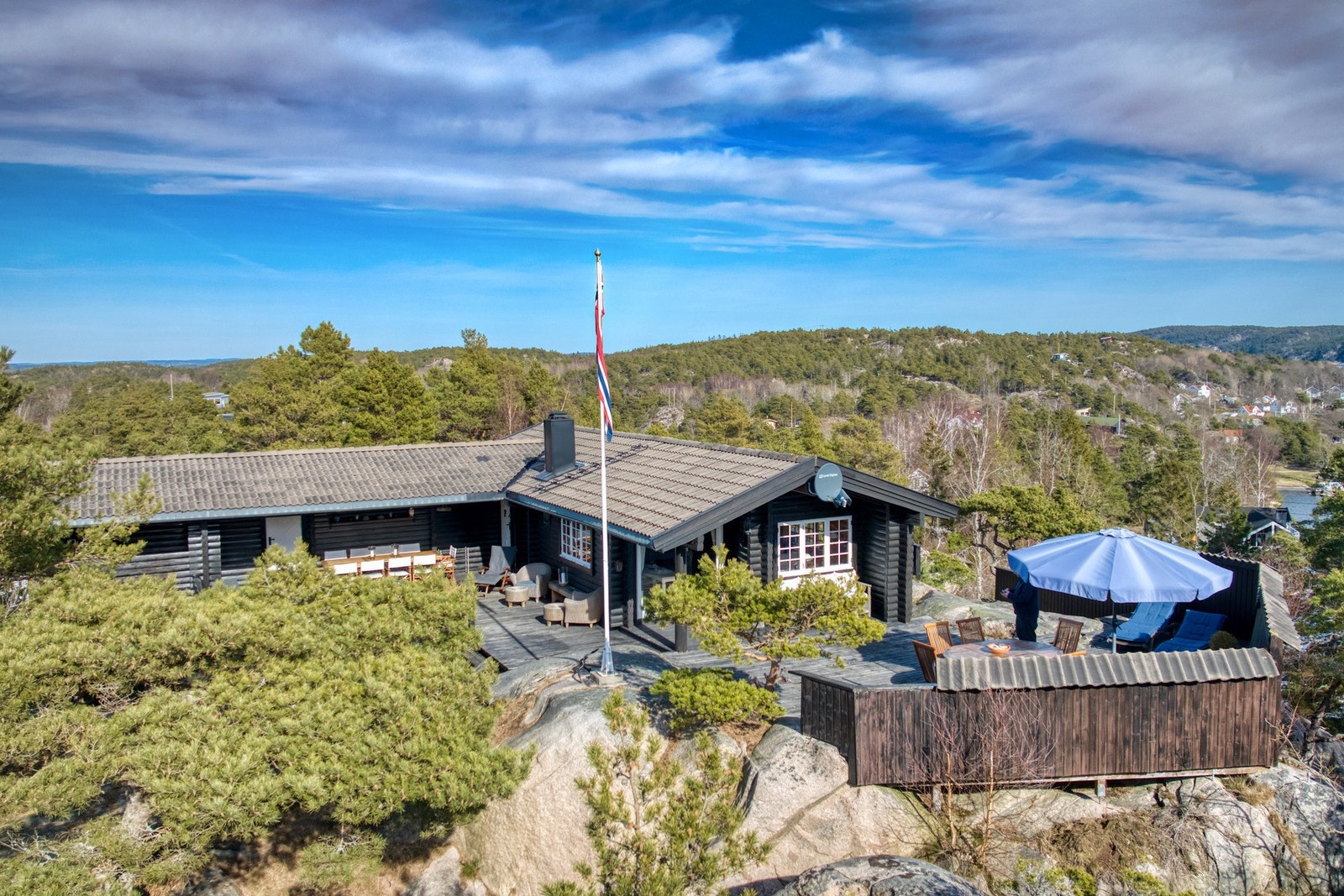 Her får du en hyggelig naturtomt opparbeidet med flere solrike uteplasser og plattinger Galleribilde